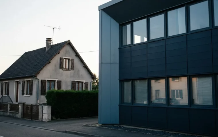 Maison de famille et bâtiment d’entreprise voisins, transmission familiale ou cession à un tiers