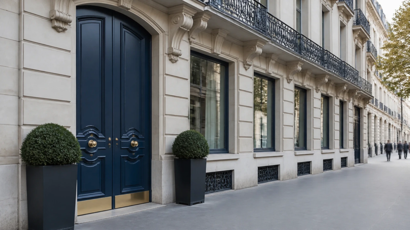 Façade haussmannienne d’un immeuble de bureaux parisien vue depuis le trottoir