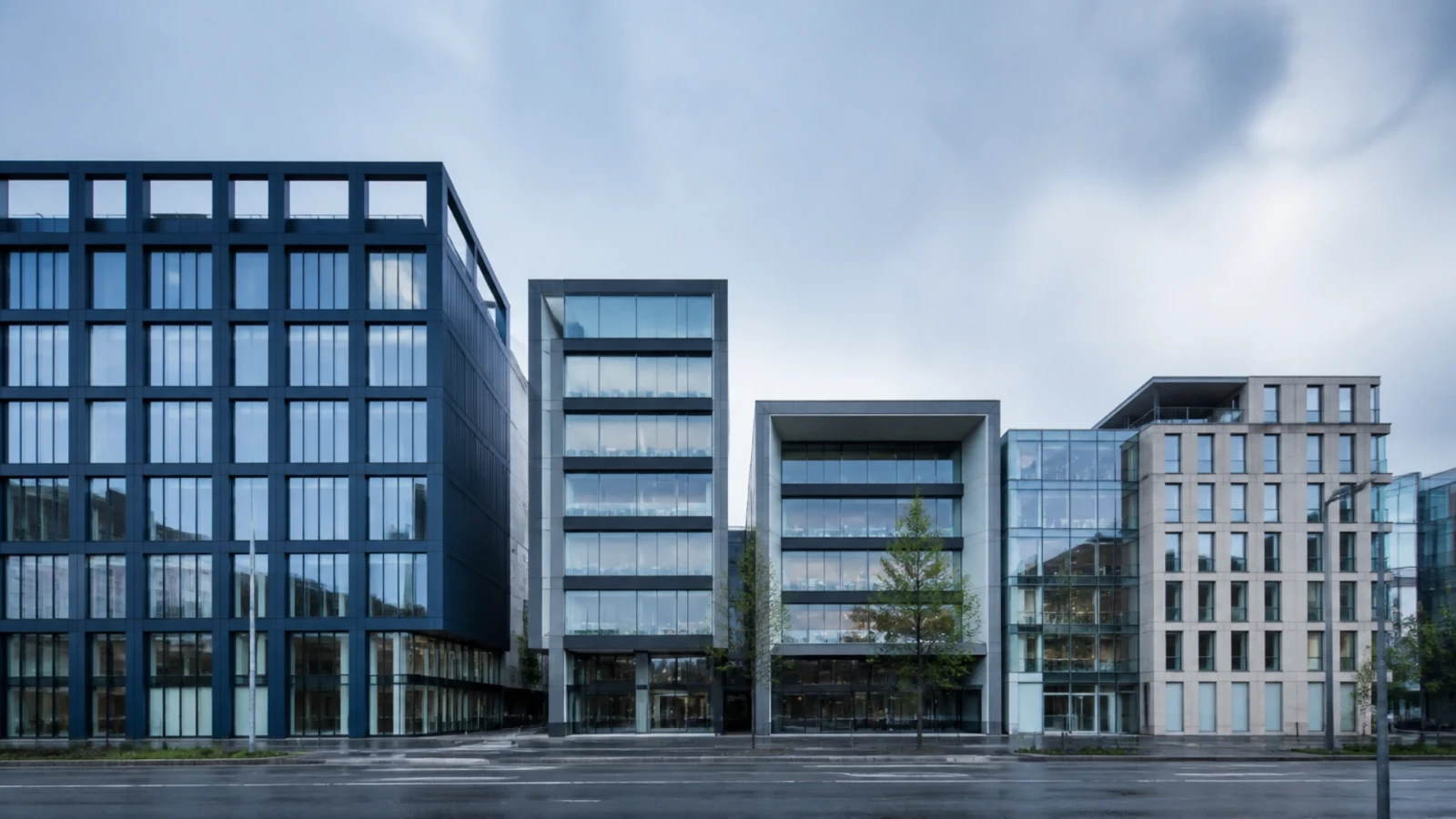 Rangée d’immeubles de bureaux de gabarits différents alignés le long d’un boulevard