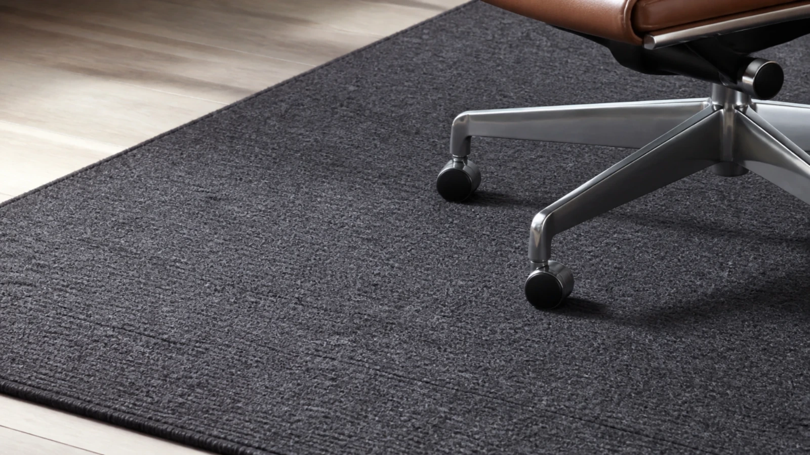 Tapis de laine gris anthracite au pied d’un fauteuil de bureau