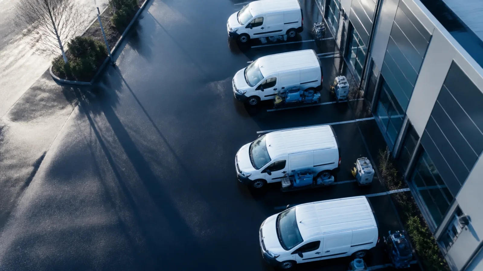 Flotte d'utilitaires de propreté alignés vus du ciel, image d'un build up regroupant plusieurs sociétés du secteur