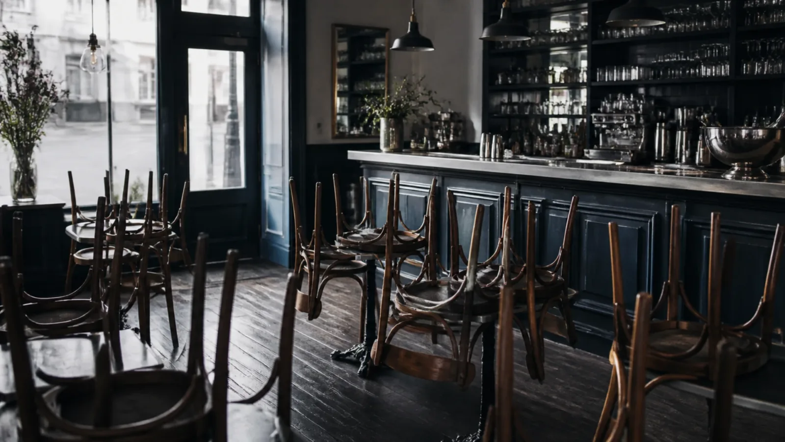 Salle de bistrot vide au petit matin, fonds de commerce dont l'évaluation par l'EBE retient la rentabilité réelle