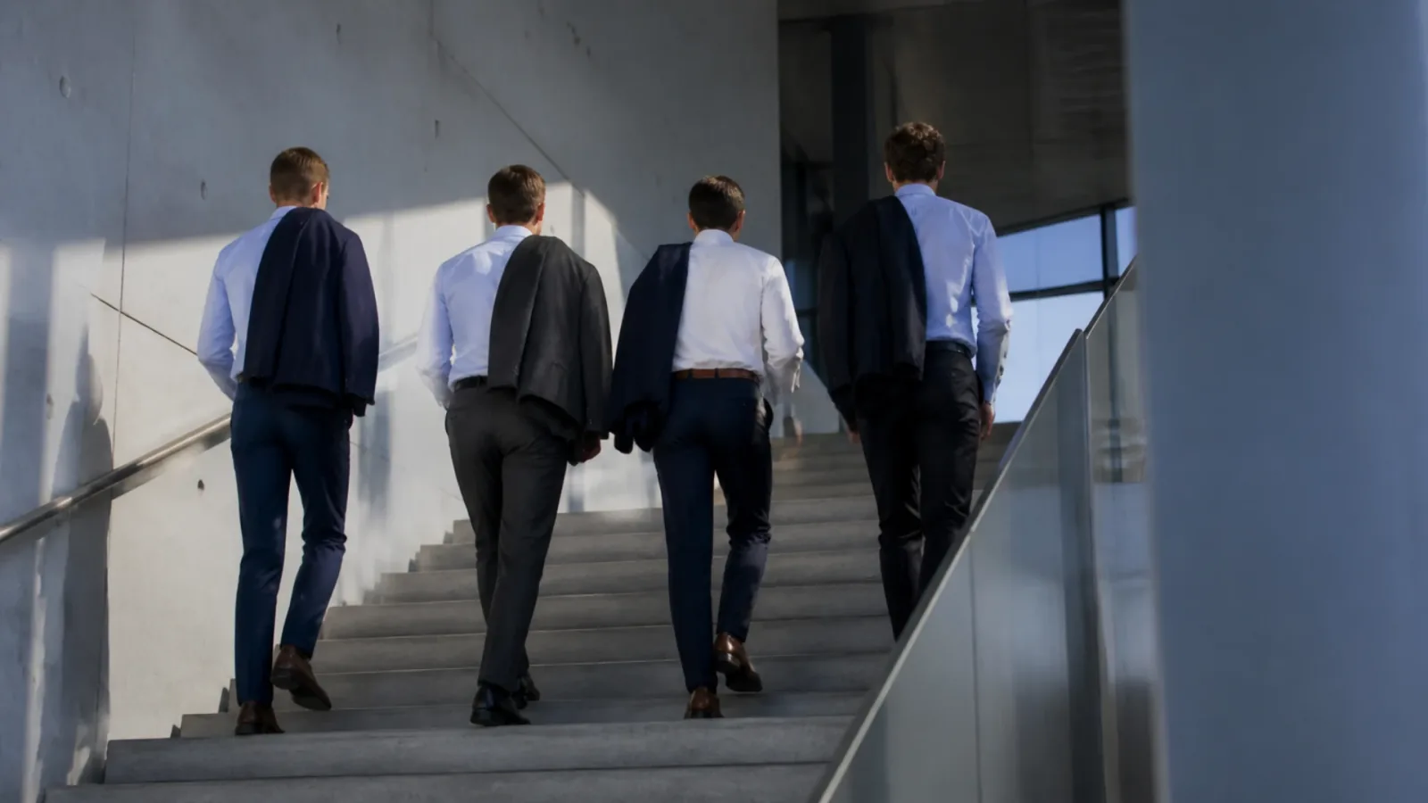 Managers de dos montant un escalier ensemble, équipe associée au capital par un management package